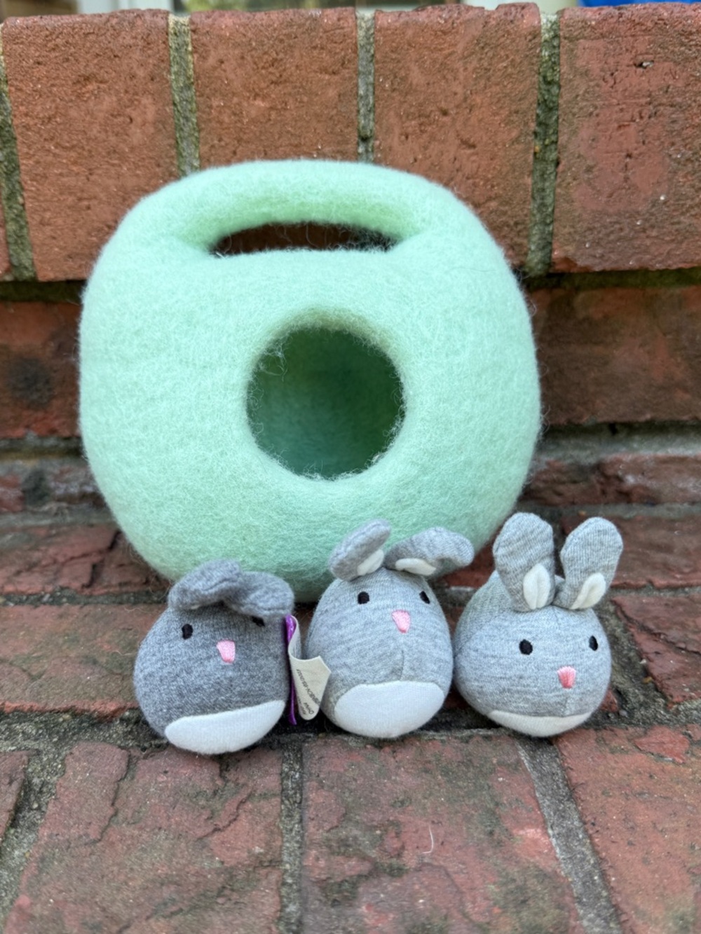 Lovevery Bunnies in a Felt Burrow The Babbler Play Kit Toy 13-15 Months Baby